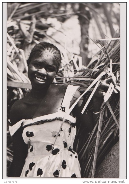 Afrique,sénégal,époque Coloniale,jeune Fille Ouolof,loudia Wolof,oussouye,ziguinchor ,casamance,belle Robe Blanche,rare - Senegal