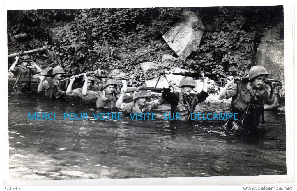 Militaria-Photo : Soldats En Colonne, Avec Casque, Fusils,mitrailleuse, Bazooka, Patrouille Dans Une Rivière- - Guerre, Militaire