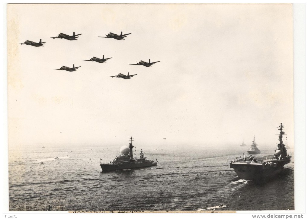 Photo Ancienne "Défilé Naval En Méditerranée - 2 Escroteurs Et Une Patrouille De L´Aéronavele" 1976 - Boten