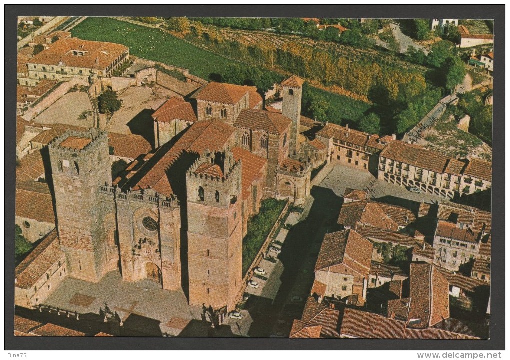 SIGUENZA  Vista Aérea De La Catedral - Aeroview  - Vue Aérienne / N° 13 / Voyagée Avant 1978 - Guadalajara