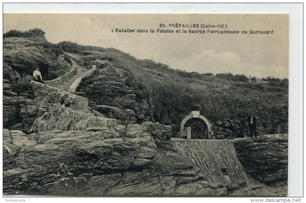 CPA 44 PREFAILLES L ESCALIER DANS LA FALAISE ET LA SOURCE FERRUGINEUSE DE QUIROUARD - Préfailles