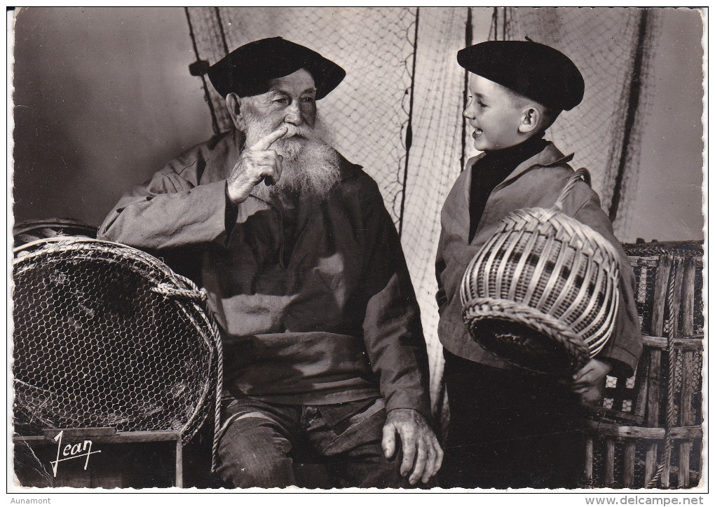 Francia--Audierne--1957--Vieux Pecher Breton Et Son Futur Mousse-- - Pesca