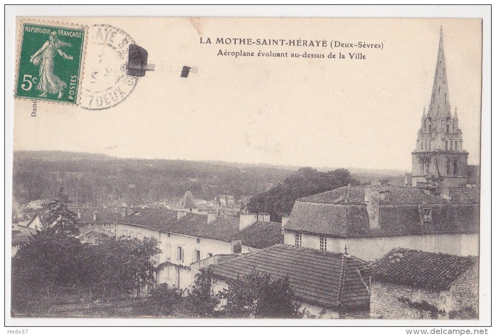 Aéroplane évoluant Au Dessus De La Ville - La Mothe Saint Heray