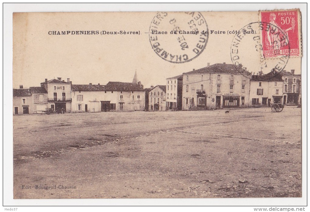 Place De Champ De Foire - Champdeniers Saint Denis