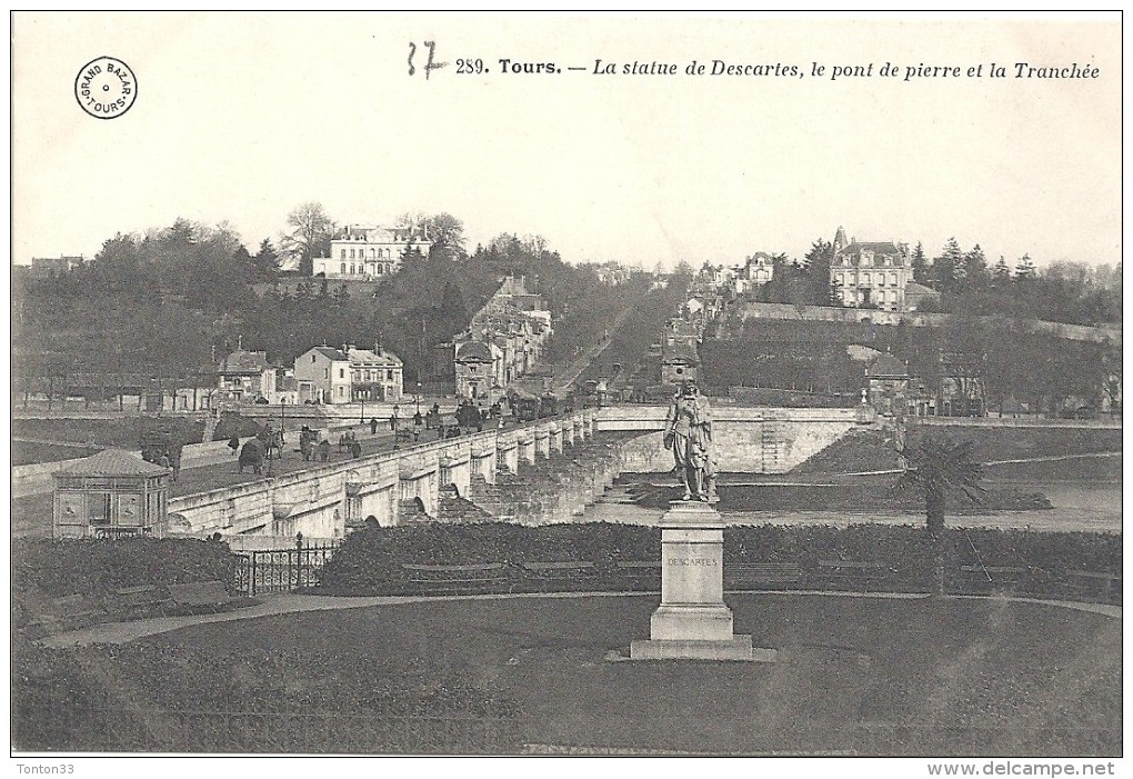TOURS - 37 -  La Statue De Descartes, Le Pont De Pierre Et La Tranchée -  - VAN - - Tours