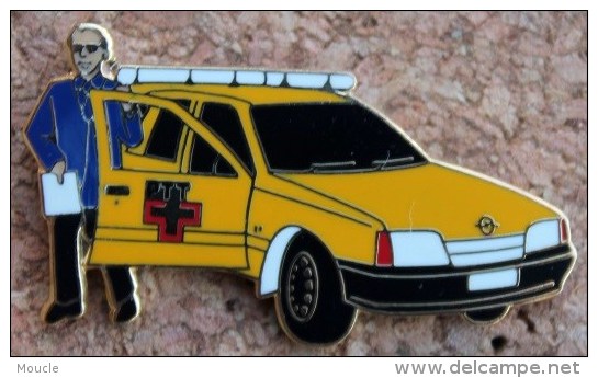 VOITURE OPEL JAUNE  DE LA POSTE SUISSE - PTT - FACTEUR - CAR - AUTOMOBILE - AUTO - SCHWEIZ - SWISS POST -       (12) - Correo