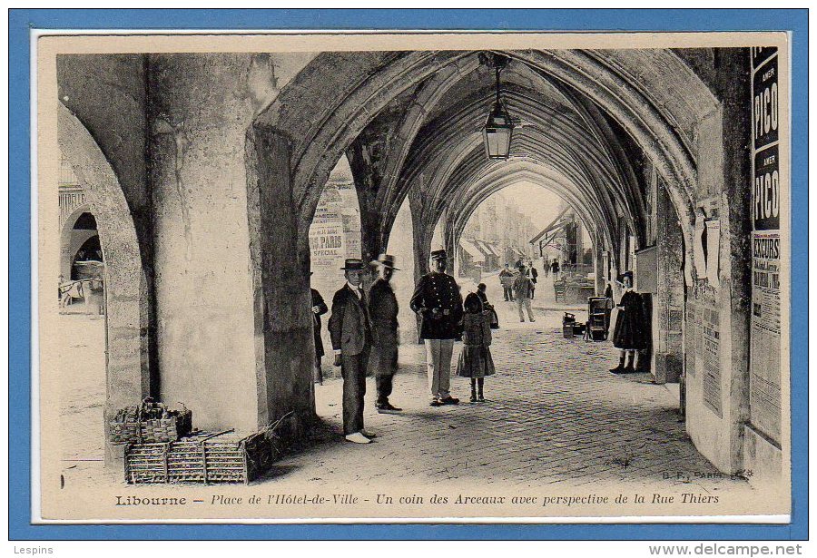 33 - LIBOURNE -- Place De L'hôtel De Ville - Un Coin.... - Libourne