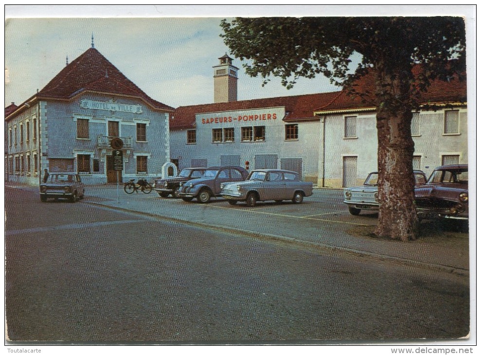 CPSM 38 LES ABRETS LA PLACE DE L HOTEL DE VILLE   Grand Format 15 X 10,5 - Les Abrets