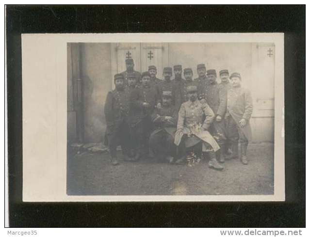 Carte Photo Groupe De Militaires Devant Des Volets Avec Croix De Lorraine ? - Régiments