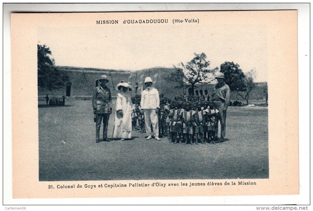 Burkina Faso - Mission D'Ouagadougou (Hte Volta) - Colonel De Goys Et Capitaine Pelletier D'Oisy Avec Les Jeunes - N° 21 - Burkina Faso