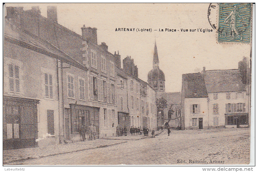 ARTENAY ( Loiret ) - La Place - Vue Sur L'église - Artenay