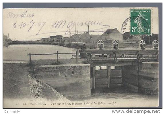 CP (06) : COURSEULLES, Vue Du Pont, Le Bassin à Flot Et Les éccluses - Courseulles-sur-Mer