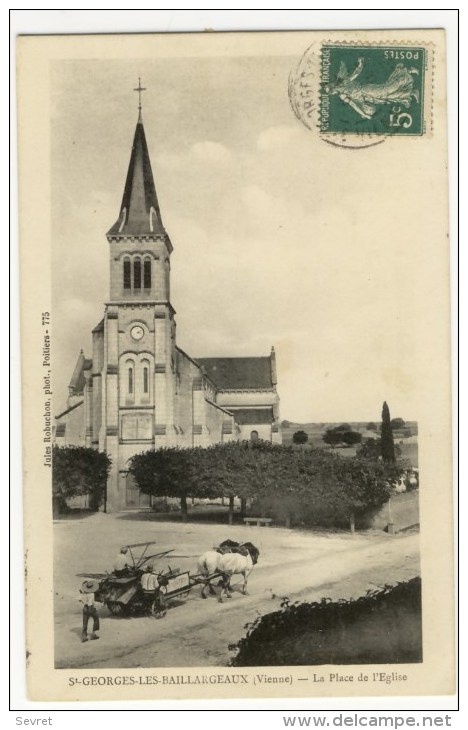 ST GEORGES LES BAILLARGEAUX  - La Place De L'Eglise. Belle Carte . Pas Courante. - Saint Georges Les Baillargeaux