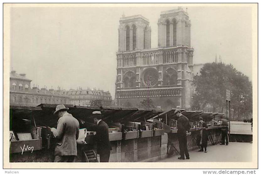 Paris - Ref B212 - Les Bouquinistes Du Quai Saint Michel - Old Book Sellers On The Quai St Michel - Carte Bon Etat - - Petits Métiers à Paris