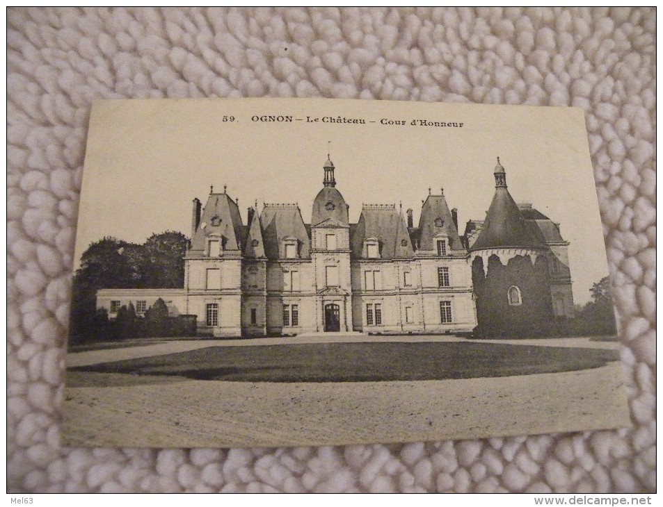 A261. CPA  60. OGNON. Le Chateau. Cour D'Honneur.  Beau Plan .  Non Ecrite - Autres & Non Classés