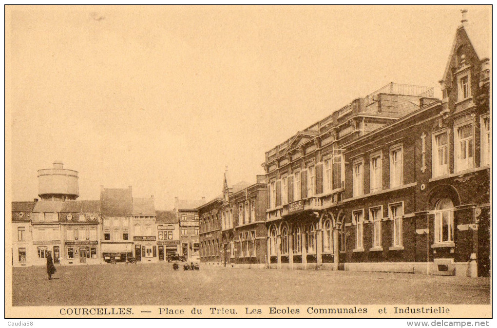 Courcelles, Place Du Trieu. Ecoles. - Courcelles