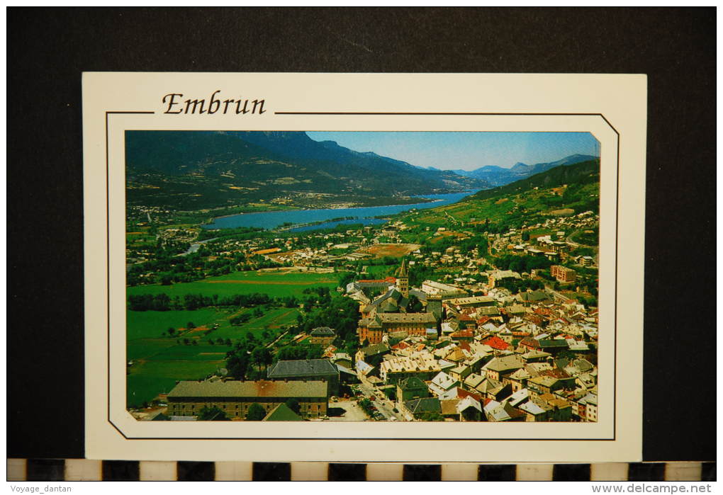 Cp, 05, EMBRUN, Vue Générale Et Le Lac De Serre Ponçon - Embrun