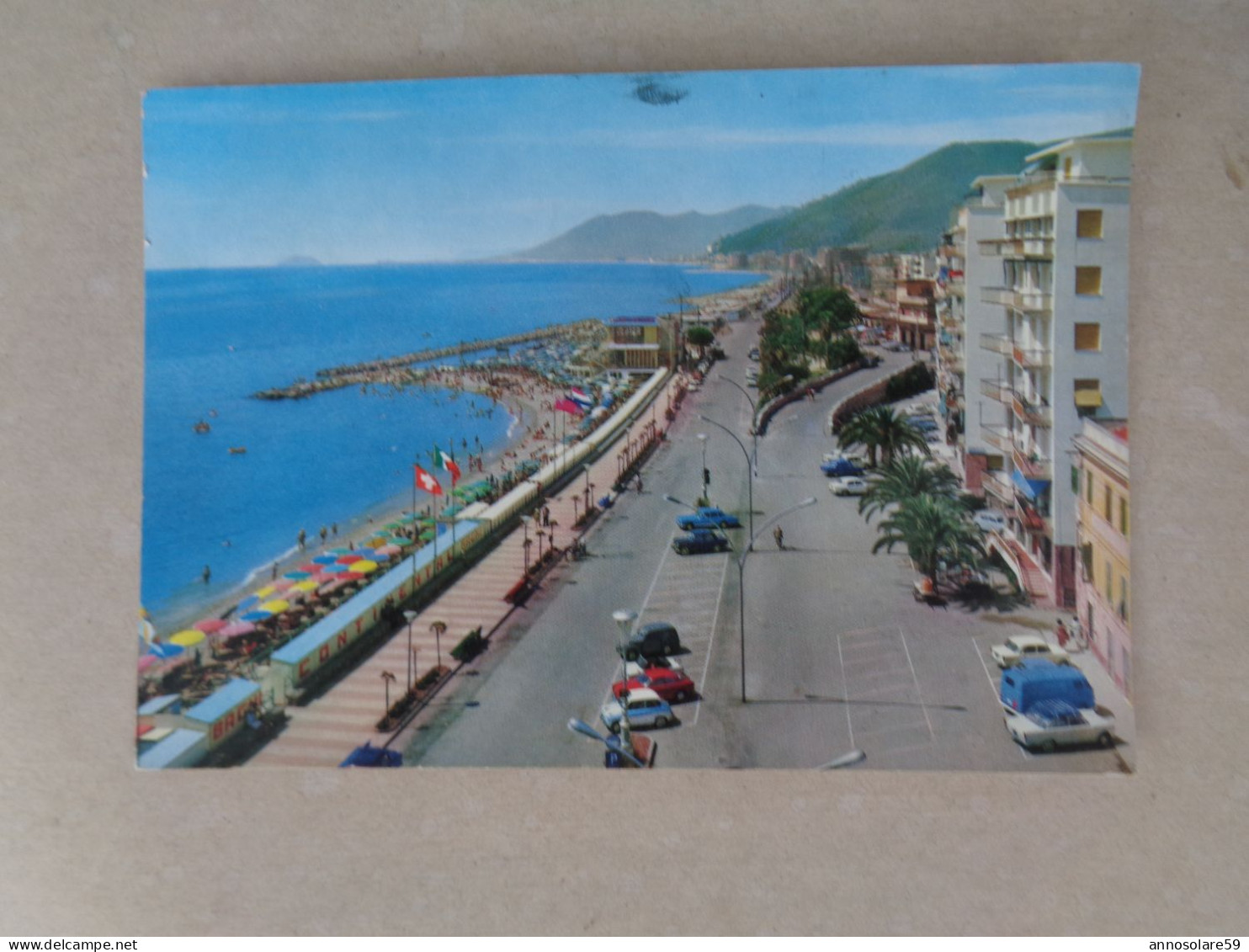 CARTOLINA: LOANO - PIAZZA MAZZINI E SPIAGGIA (MOVIMENTATA, AUTO D' EPOCA - VIAGGIATA - F/G - COLORI - LEGGI - Savona