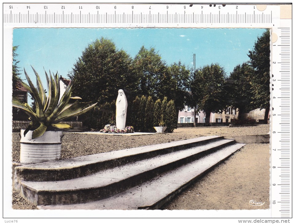 HETTANGE  LA  GRANDE   -   Le  Monument  Aux  Morts - Albestroff
