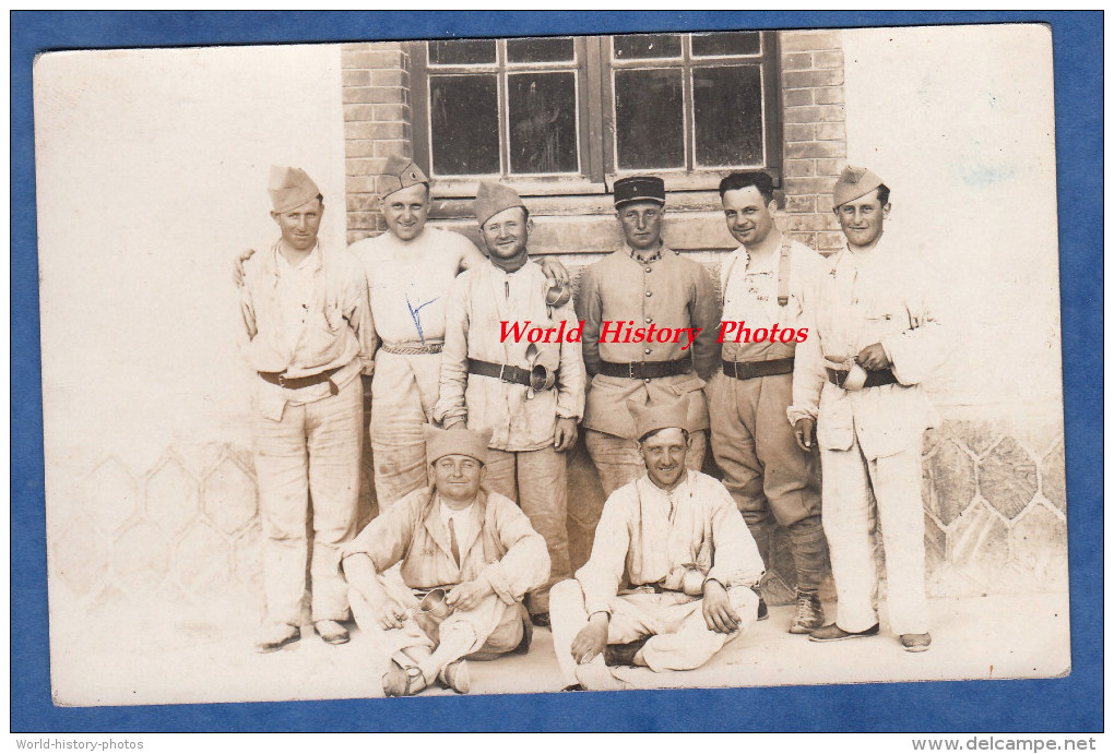 CPA Photo - Caserne à Identifier - Militaires Du 4e Régiment - Voir Uniforme , équipement - Autres & Non Classés