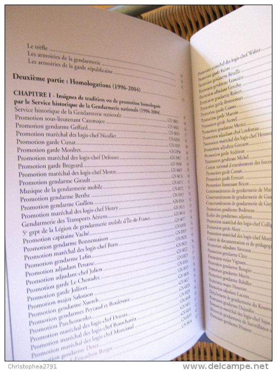 LIVRE REPERTOIRE DES INSIGNES DE LA GENDARMERIE NATIONALE 165 PAGES TOME 1  ETAT NEUF - France