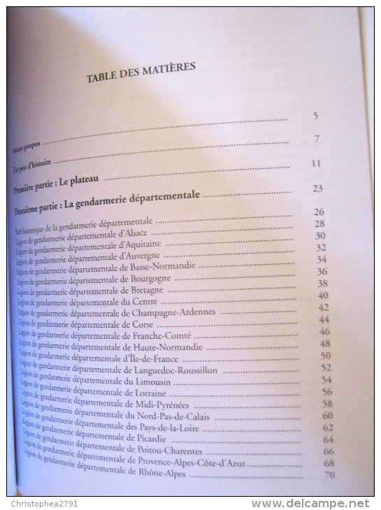 LIVRE CATALOGUE REPERTOIRE DES INSIGNES DE LA GENDARMERIE NATIONALE 165 PAGES TOME 2 + CD   ETAT NEUF - Frankrijk
