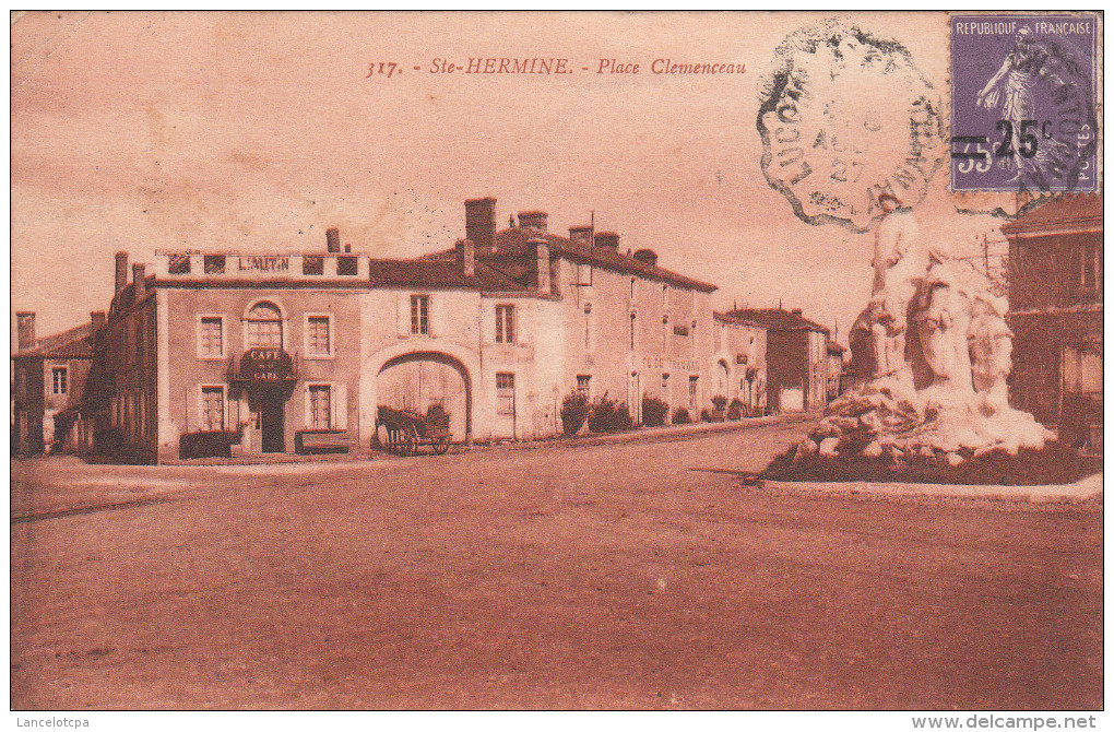 85 - SAINTE HERMINE / PLACE CLEMENCEAU (avec Surcharge Philatélie) - Sainte Hermine