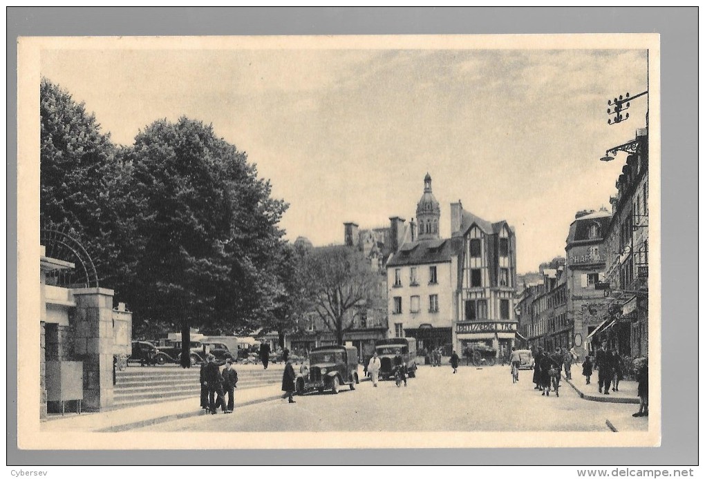 AVRANCHES - Place Littré Et Le Clocher De La Basilique Saint-Gervais - Vieux Véhicules - Animé - Avranches