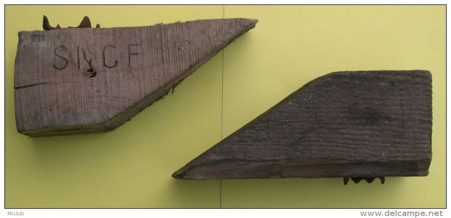 SNCF - CALE EN BOIS ET CRAMPON EN FER -18 X 8 X 7,5 Cm - AVANT 1950 - 2 CALES - 3 SCANS - Ferrocarril