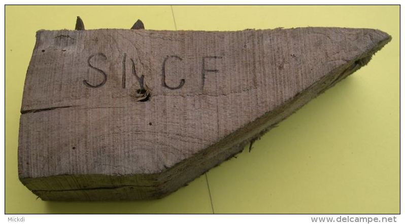 SNCF - CALE EN BOIS ET CRAMPON EN FER -18 X 8 X 7,5 Cm - AVANT 1950 - 2 CALES - 3 SCANS - Ferrocarril