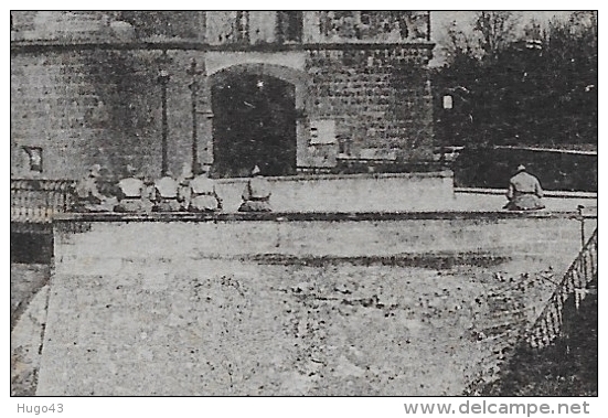 METZ - N° 110 - PORTE DES ALLEMANDS ET LA SEILLE AVEC PERSONNAGES DE DOS - PLI ANGLE HAUT A GAUCHE - Metz