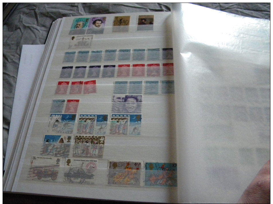 GROS LOT EN ALBUM TIMBRES NEUFS** ET OBLI. GRANDE-BRETAGNE ECOSSE JERSEY / PAYS-BAS HOLLAND CARNET BLOC DONT CLASSIQUES