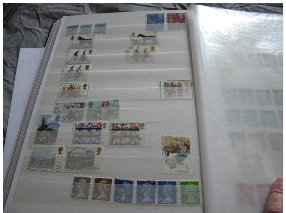 GROS LOT EN ALBUM TIMBRES NEUFS** ET OBLI. GRANDE-BRETAGNE ECOSSE JERSEY / PAYS-BAS HOLLAND CARNET BLOC DONT CLASSIQUES