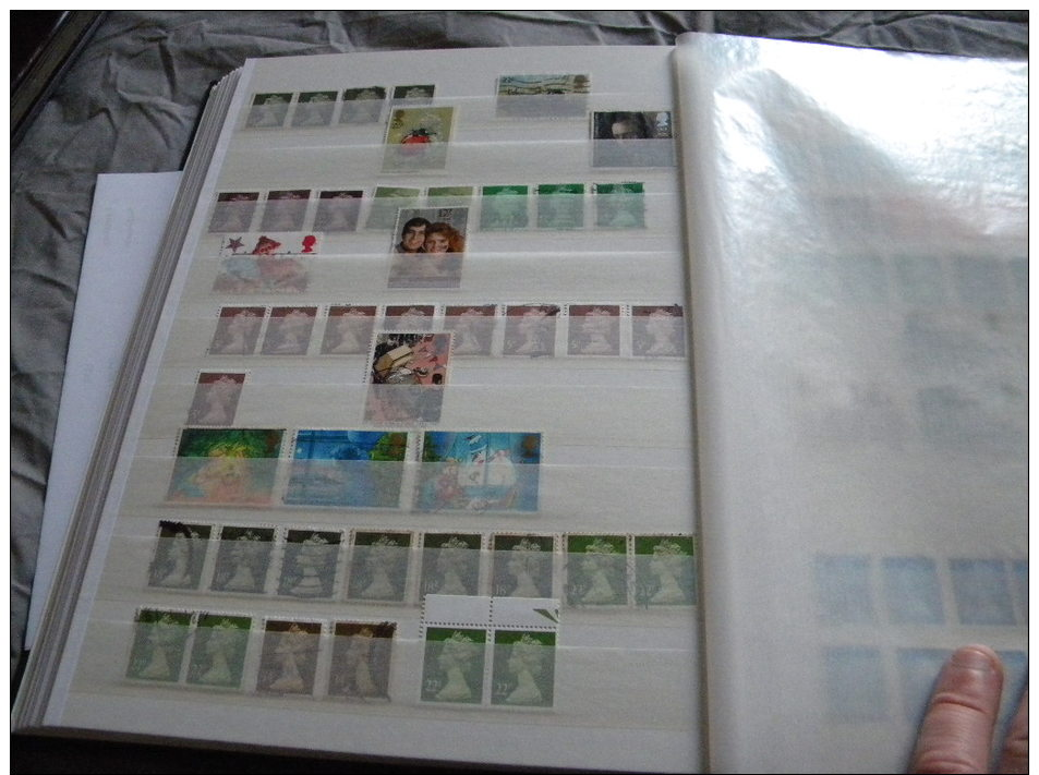 GROS LOT EN ALBUM TIMBRES NEUFS** ET OBLI. GRANDE-BRETAGNE ECOSSE JERSEY / PAYS-BAS HOLLAND CARNET BLOC DONT CLASSIQUES