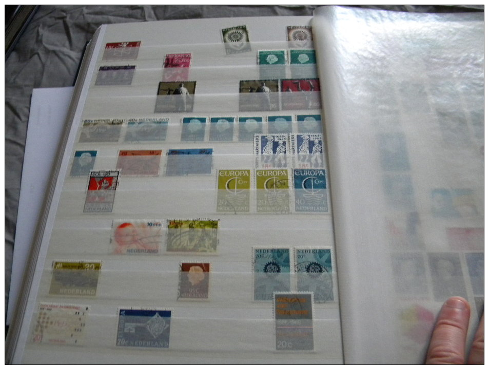 GROS LOT EN ALBUM TIMBRES NEUFS** ET OBLI. GRANDE-BRETAGNE ECOSSE JERSEY / PAYS-BAS HOLLAND CARNET BLOC DONT CLASSIQUES