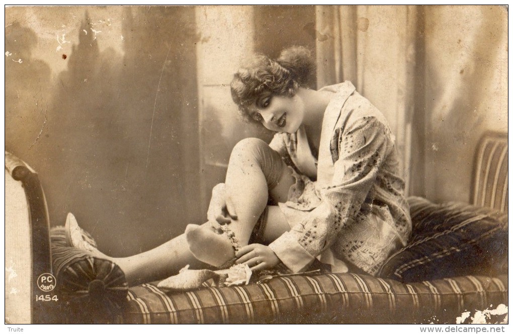 CARTE PHOTO FEMME QUI DESCEND  SES BAS  EN PETITE TENUE CARTE COQUINE - Femmes