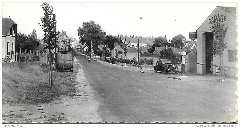 Saint Denis De L´Hotel - La Route De Gien Avec Garage Et Pompe Essence - Autres & Non Classés