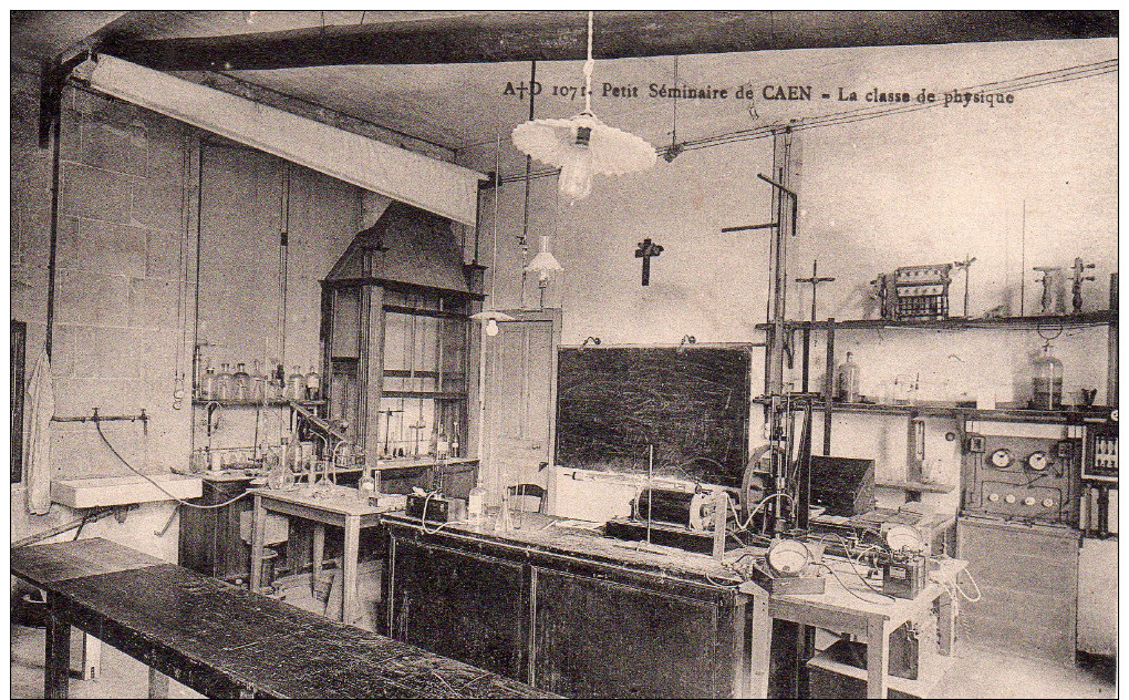 Cpa  14  Caen , Le  Petit Seminaire De Caen , La Classe De Physique - Caen