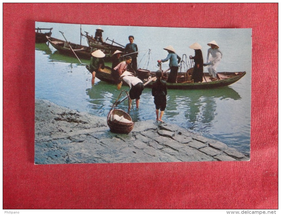 Vietnam Da Nang  Women Unloading Boats--- ---ref 1728 - Vietnam