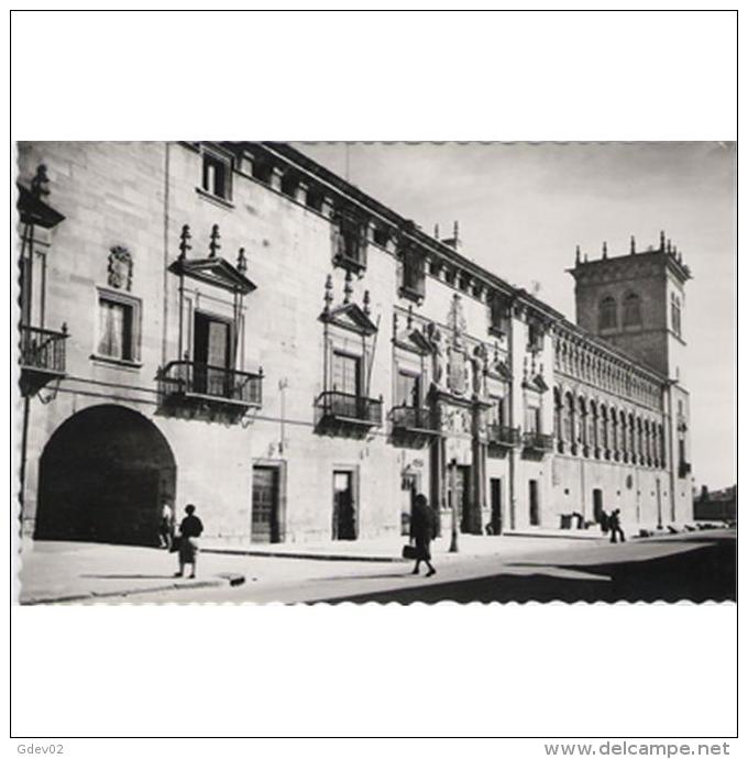 SRATPA2308-LFT7168.Tarjeta Postal SORIA.Edificios, Y Persona.Ayuntamiento.PALACIO DE LOS CONDES DE GOMARA.Soria - Soria