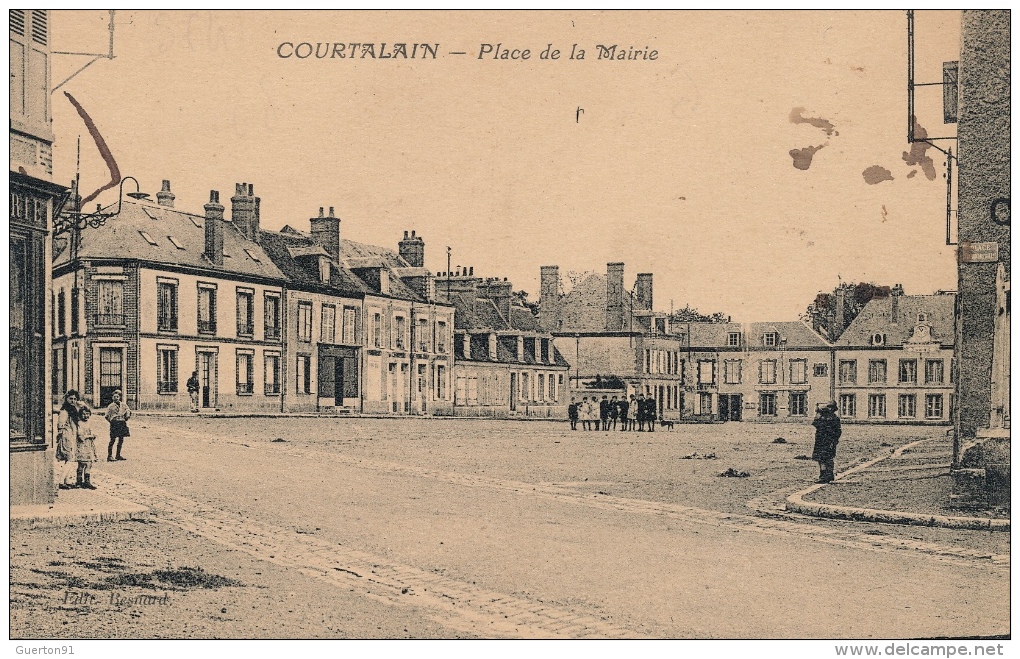 ( CPA 28 )  COURTALAIN  /  Place De La Mairie  -  (carte Tachée Droit) - Courtalain