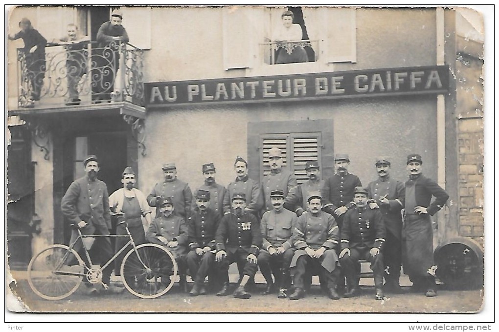 Groupe De Personnes Devant Une Devanture De Commerce "AU PLANTEUR DE CAIFFA" - Carte Photo - Aisne à Laon ? - Cafés