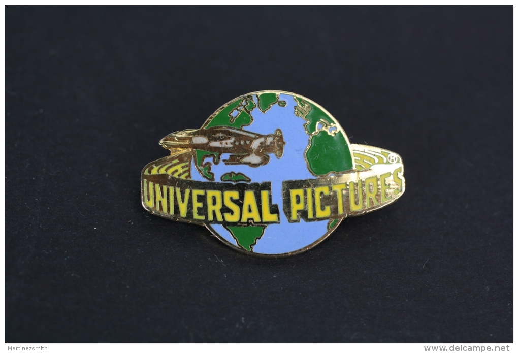 Universal Pictures 1989 Pinacle Designs - Badge - Cine