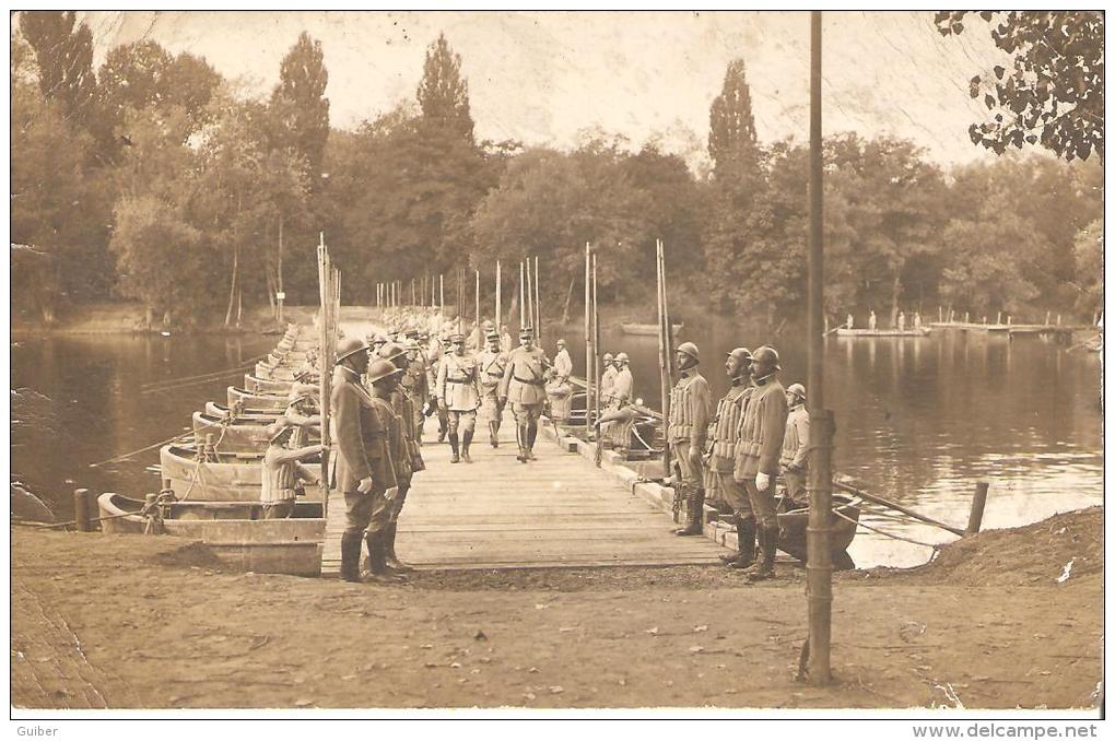 Carte Photo Militaire Officiers Traversant Un Pont Provisoire (animation) - Matériel