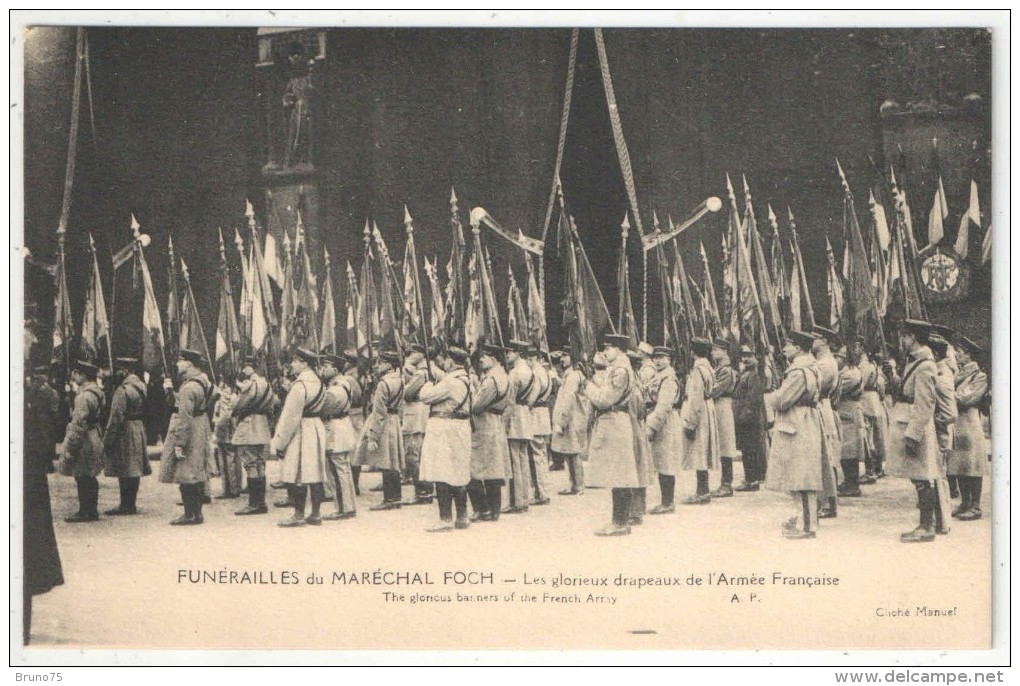 FUNÉRAILLES DU MARÉCHAL FOCH - Les Glorieux Drapeaux De L'Armée Française - Funérailles