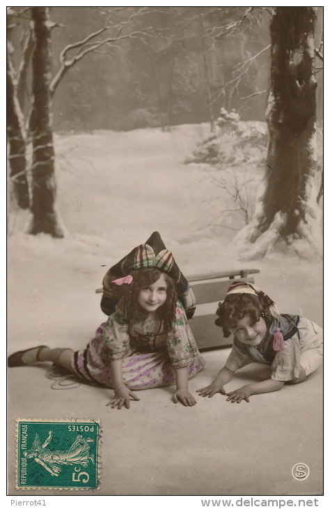 ENFANTS - LITTLE GIRL - MAEDCHEN - Jolie Carte Fantaisie Portrait Enfants Avec Luge Dans La Neige - Portraits