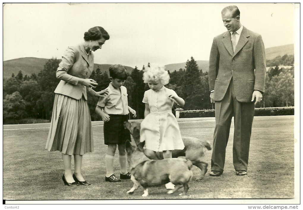 ANGLETERRE ROYAUME UNI ROYAL FAMILY BALMORAL FAMILLE ROYALE ROI REINE - Autres & Non Classés