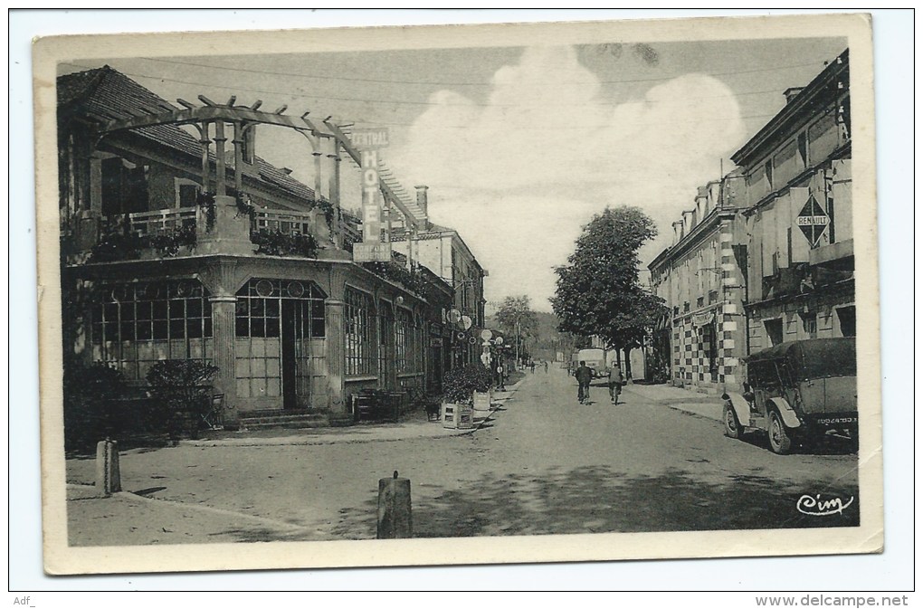 JOLIE CPSM LIBOS, CENTRAL HOTEL, PUB RENAULT, VOITURE ANCIENNE, AVENUE DE LA GARE, 9cm Sur 14 Environ, LOT ET GARONNE 47 - Libos