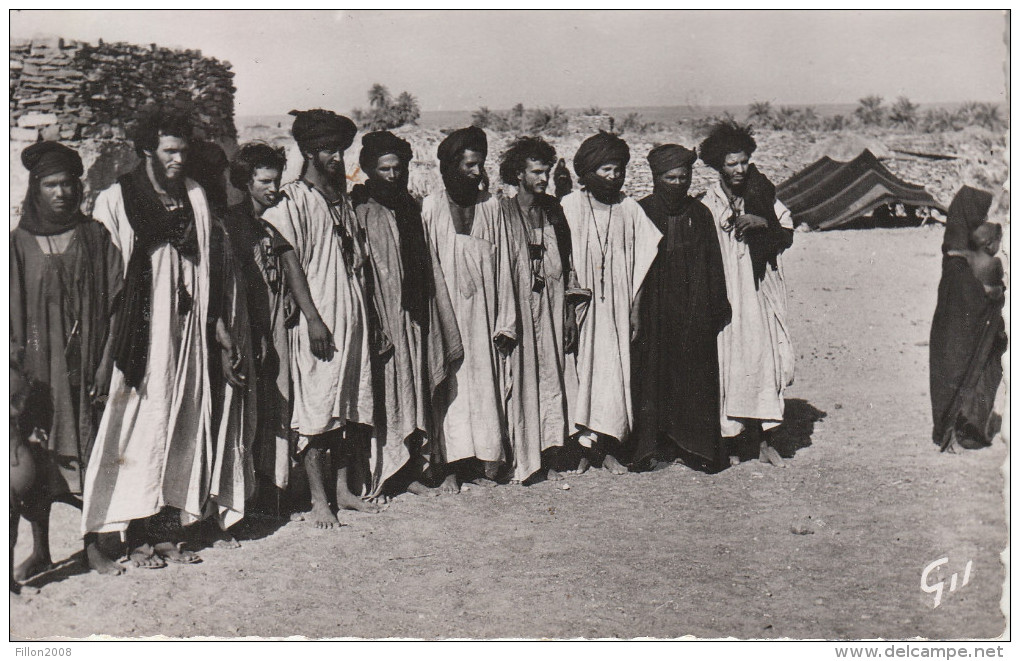 MAURITANIE - Types Maures - Scène De Vie Courante, Les Hommes Sont Rassemblés - Carte Dentelée - Mauritania