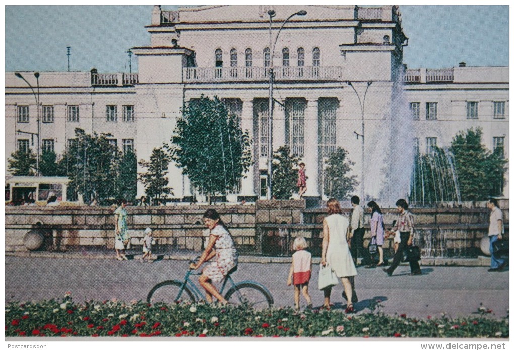 Russia. Novosibirsk.. Children Theater. Old USSR Postcard - Bicycle - Altri & Non Classificati